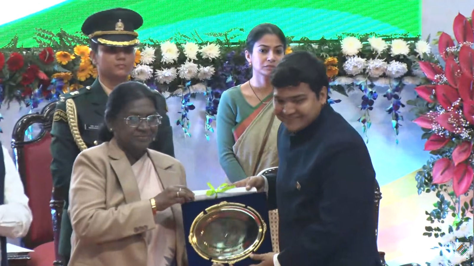 16वें राष्ट्रीय मतदाता दिवस पर राष्ट्रपति द्रौपदी मुर्मू ने पाकुड़ जिले को किया, सम्मानित लोगो में खुशी