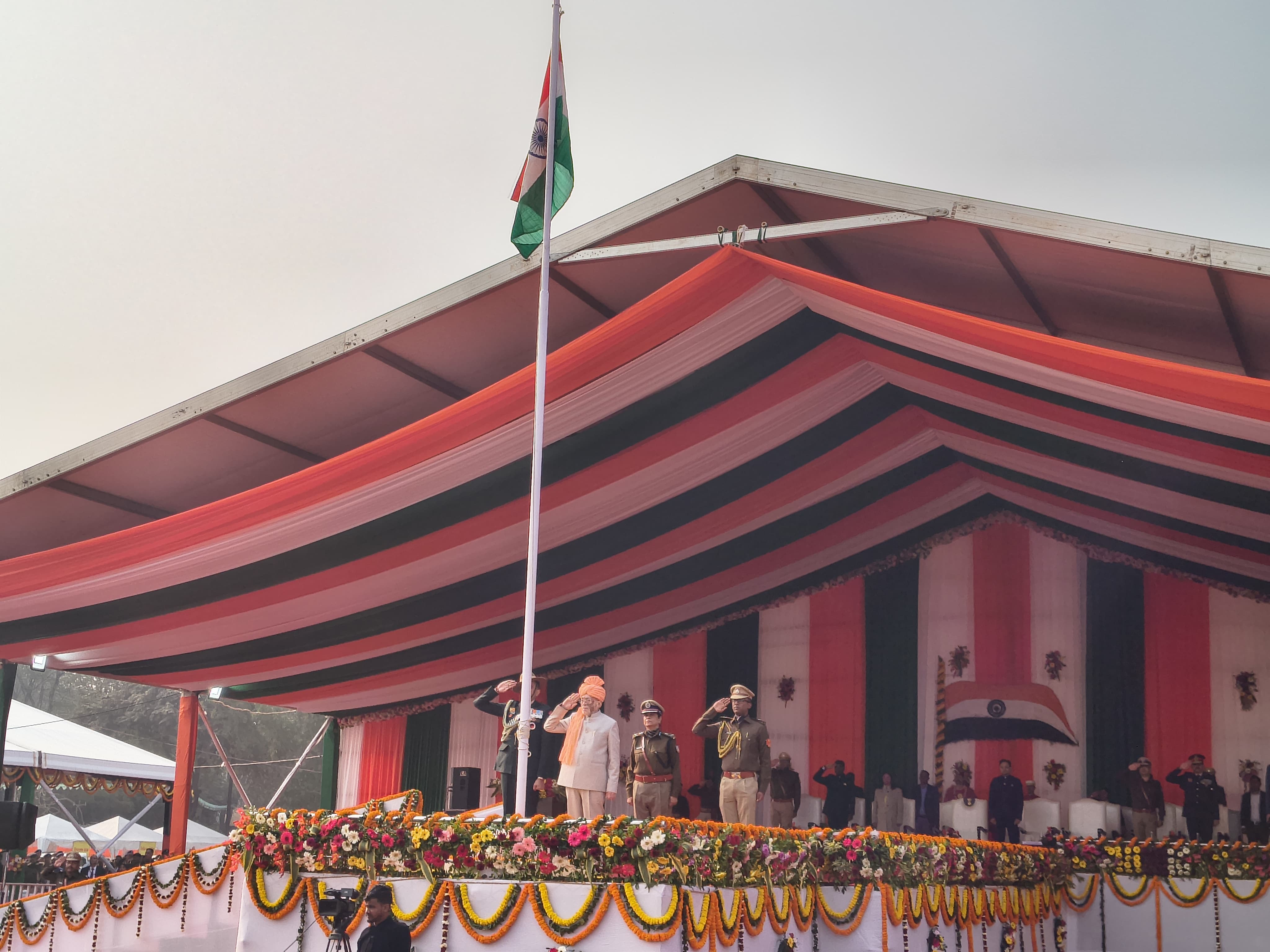 Republic Day 2026: राज्यपाल संतोष गंगवार ने मोरहाबादी मैदान में किया झंडोत्तोलन, कहा राज्य विकास के पथ पर आगे बढ़ रहा