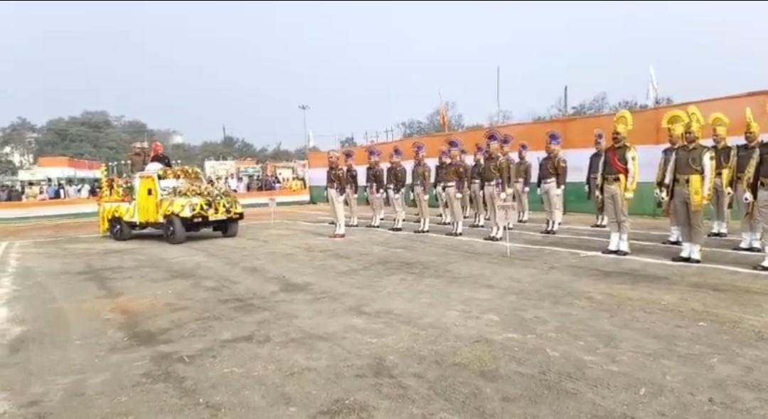 धनबाद में धूमधाम से मना गणतंत्र दिवस, डीसी आदित्य रंजन ने किया ध्वजारोहण, विकास योजनाओं की दी जानकारी