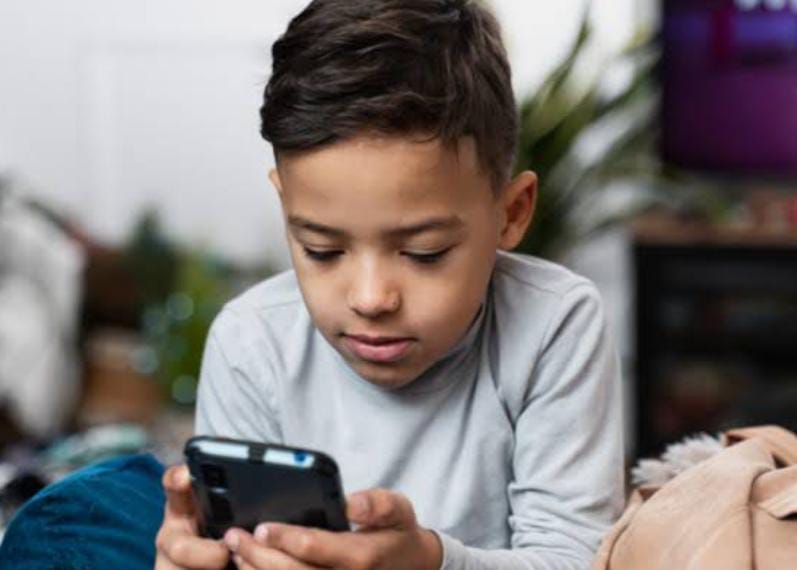 13 साल से कम उम्र के बच्चों को मोबाइल देना खतरे से खाली नहीं, शारीरिक के साथ मानसिक स्वास्थ्य पर पड़ता है ये बुरा असर