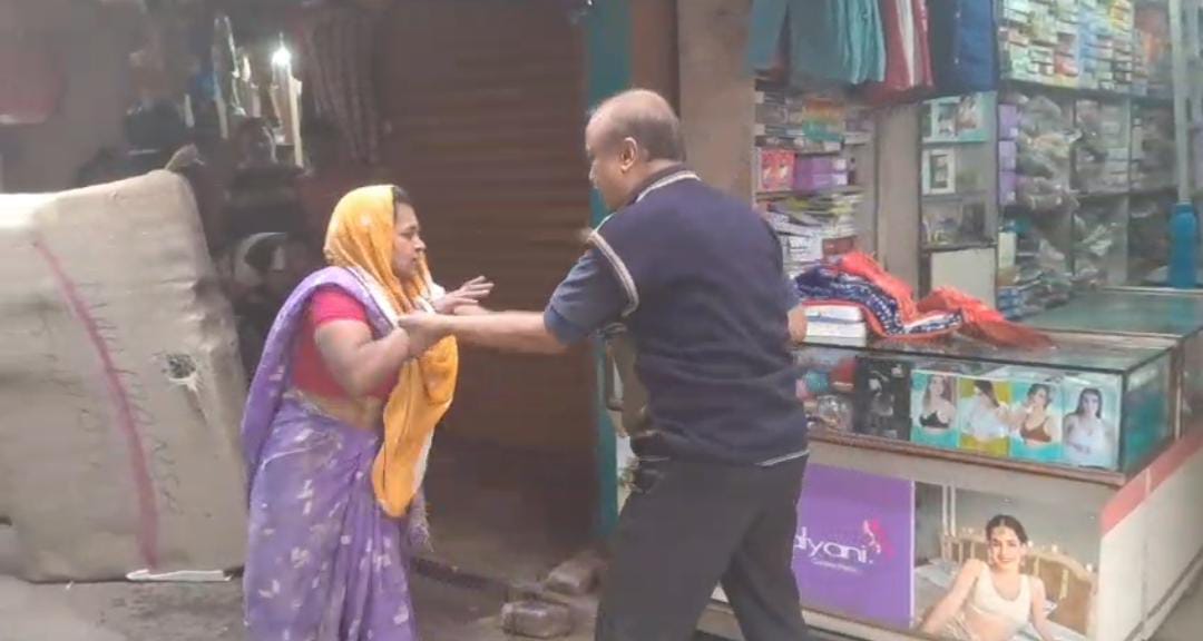 कपड़ा व्यापारी ने महिला स्वीपर को झाड़ू से पीटा, फिर दी गंदी-गंदी गालियां, वीडियो वायरल होते ही थाना पहुंचा मामला