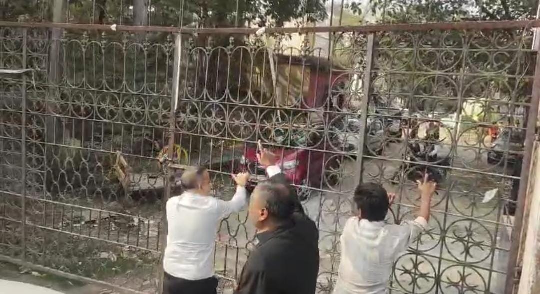 धनबाद बार एसोसिएशन का रास्ता बंद, अधिवक्ताओं में दिखा आक्रोश, कल से होगा अनिश्चितकालीन न्यायिक कार्य बहिष्कार