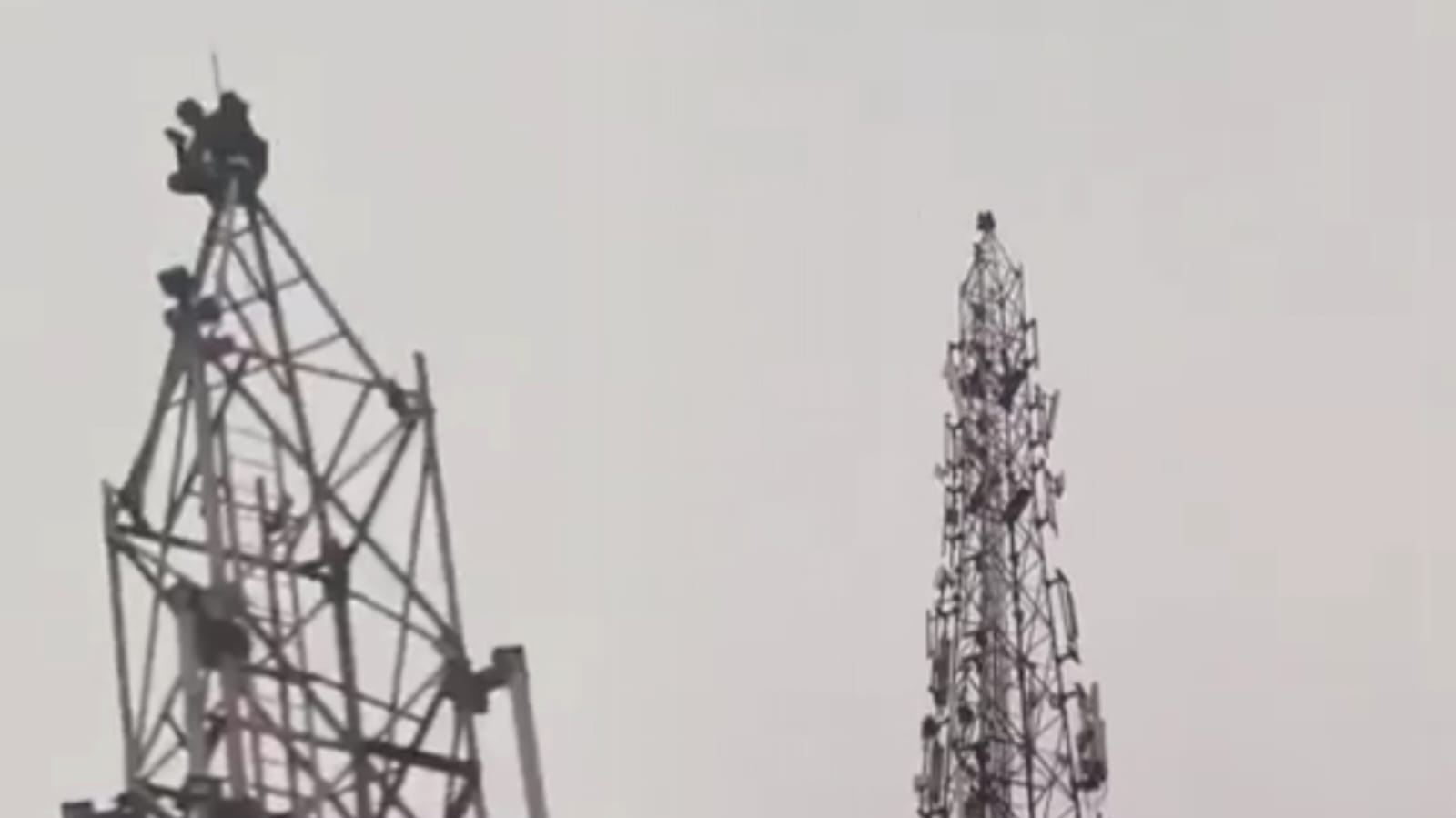 हाई वोल्टेज ड्रामा : प्रेमिका ने शादी से किया इनकार तो 150 फीट ऊंचे मोबाइल टावर पर चढ़ गया सनकी आशिक़, देखिए वीडियो