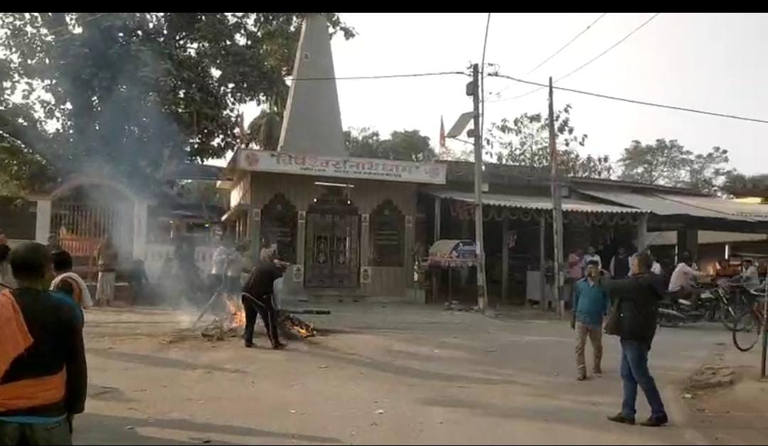 आखिर ऐसा क्या हुआ कि बिहार में बीच सड़क मंदिर के सामने करना पड़ा महिला का अंतिम संस्कार, जानिए पूरा मामला 